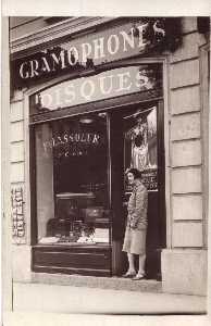 Poster on the door: international Exhibition of the music, Geneva, 4.28 - 5.22.1927.
On the shop window: house established in 1890. Only house of sale in Geneva