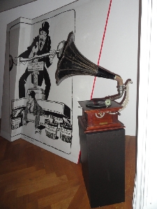 La famine, les privations et peu de distraction  mais la musique est prsente. Une polka, Gracieuse et Coquette avec solo de piston de N. Bizet. Gramophone Path no 10 avec reproducteur  aiguilles coll. A. Scheurer