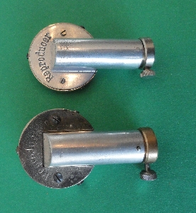Ce reproducteur en aluminium, d'origine anglaise ou allemande, semblable  celui du Graphophone type AT, tait utilis par Lioret sur l'Eurka  ressort pour la lecture des cylindres en cire. Source Phonorama.fr