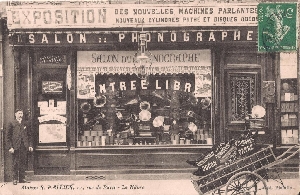 carte postale de la Maison Palier, Le Havre, Sur la droite derrire la charrette, on peut voir un phonographe  6 cylindres avec rouleau publicitaire construit par Paillard, Ste-Croix, Suisse.