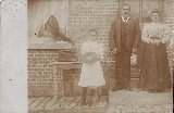 Carte postale, dont la date est malheureusement illisible, illustrant un phonographe Phrynis  pavillon asymtrique. La famille semble trs fire,  la jeune fille prsente un disque.